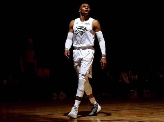 优势明显！亚历山大近12次常规赛交手，得分均高于爱德华兹（亚历山大优势显著：近12次常规赛交锋场场得分高于爱德华兹）