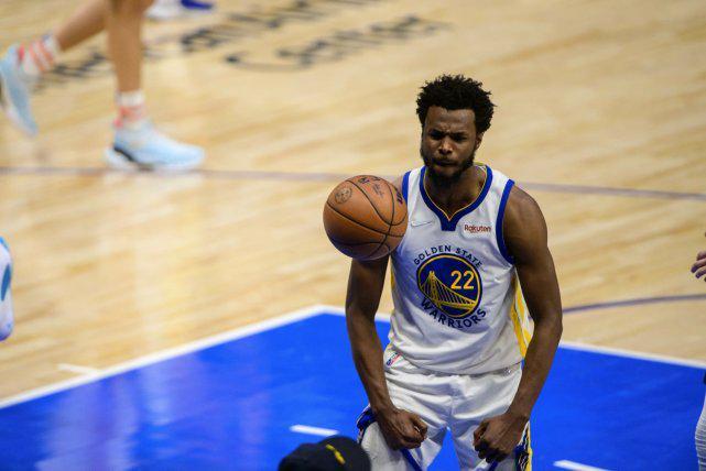 米体：米兰双雄未进决赛让意超杯遇冷，主办方用幕布遮盖空位（米体：米兰双雄无缘决赛致意超杯冷清，主办方以幕布遮挡空座）