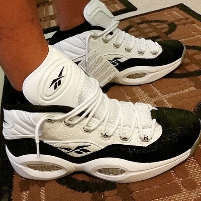 科勒克穿着破洞袜子！格里芬调侃：你的奖金能买一百万双袜子（格里芬调侃科勒克穿破洞袜：你那奖金够买一百万双新袜子）