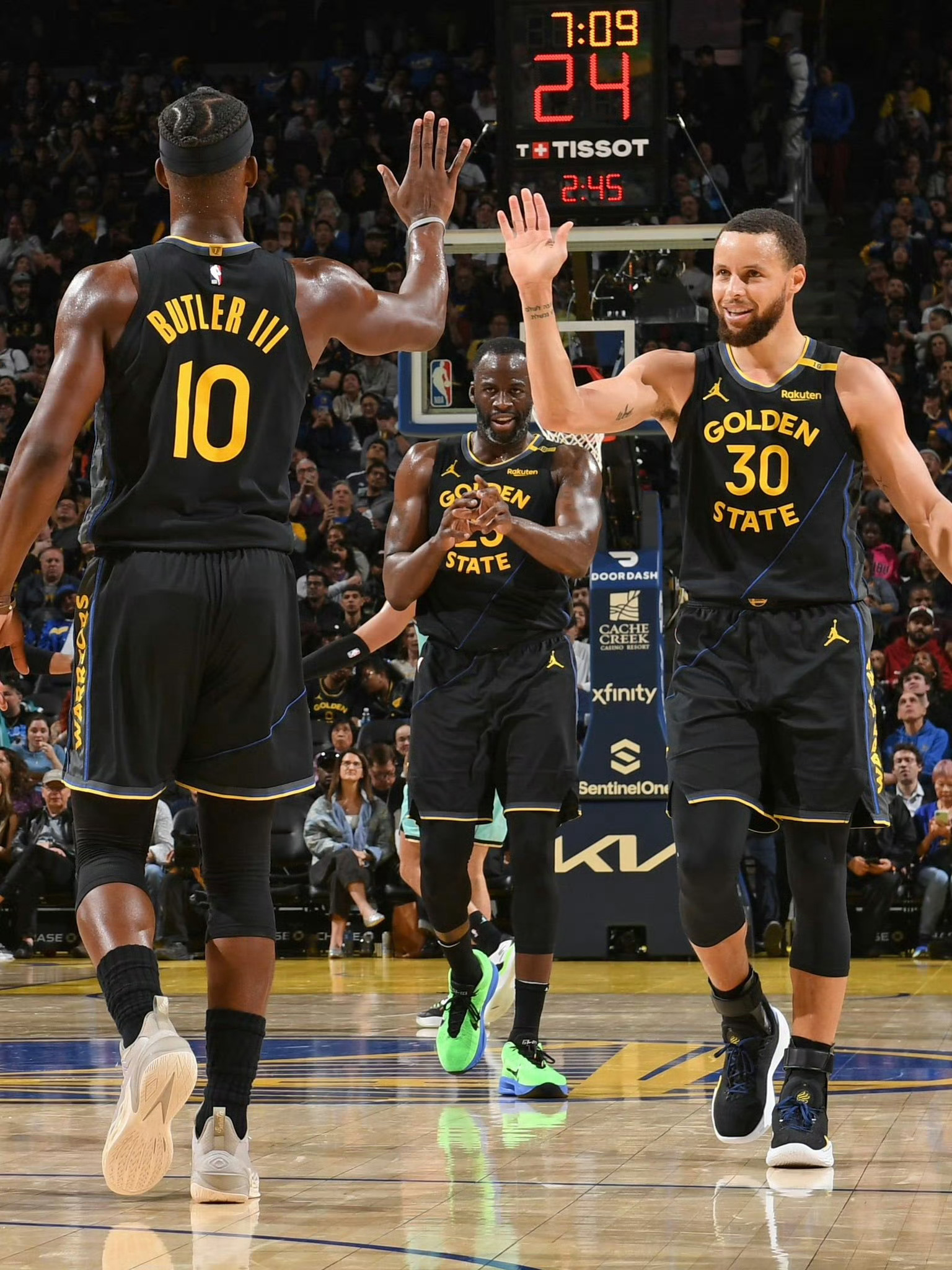 里沙利松在英超不敌利物浦的比赛中打入4球，与凯恩并列最多（英超战利物浦虽败，里沙利松轰四球，与凯恩并列最多）