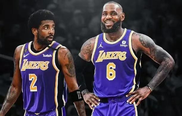 湖人美女球迷凭借火辣身材迅速走红网络！还被现场摄影师偷拍（湖人女球迷因惹火身材火速爆红网络，现场摄影师频频抓拍）