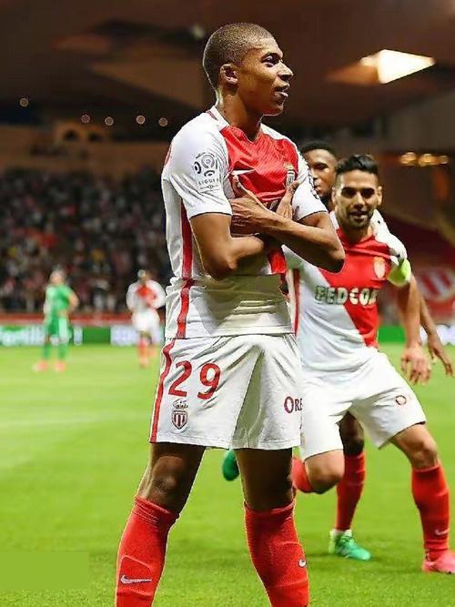 紧跟时事，韩国艺人在热刺vs纽卡看台模仿酷玩乐队观众出轨（紧跟热点：韩国艺人现身热刺vs纽卡看台，模仿酷玩演唱会“观众出轨”梗）