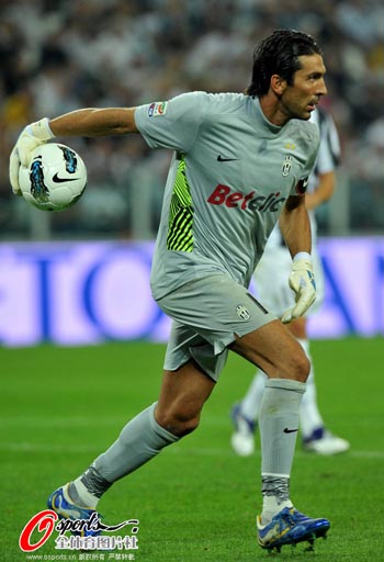 TA跟队：布莱顿19岁前锋齐马斯十字韧带撕裂，赛季报销（布莱顿19岁前锋齐马斯十字韧带撕裂，赛季提前结束）