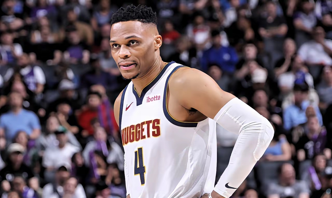 给爷整笑了，曼奇尼假意亲吻布鲁马多，将布鲁马多逗笑（曼奇尼作势亲吻布鲁马多，逗得对方当场大笑）