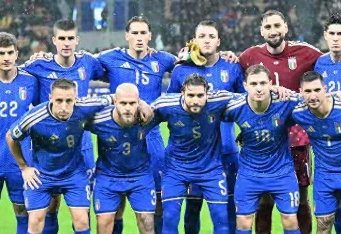 曼联前锋齐尔克泽面临转会，俱乐部对其持开放态度，但仍在培养塞斯科，寻求锋线补充，转会市场激烈争夺中。（曼联或放行齐尔克泽：继续培养塞斯科并补强锋线，转会市场鏖战正酣）