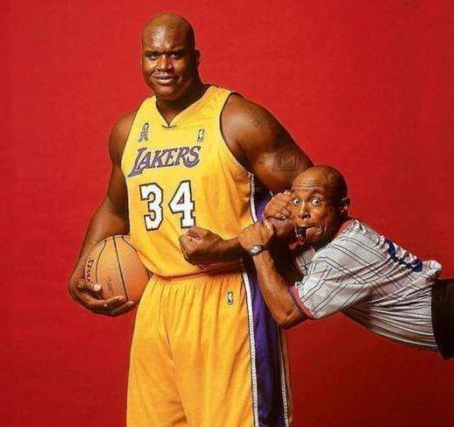 前意甲裁判谈DV9点球被吹：他和防守球员互有拉扯，都不犯规（前意甲裁判谈DV9争议点球：与后卫互相拉扯，均无犯规）